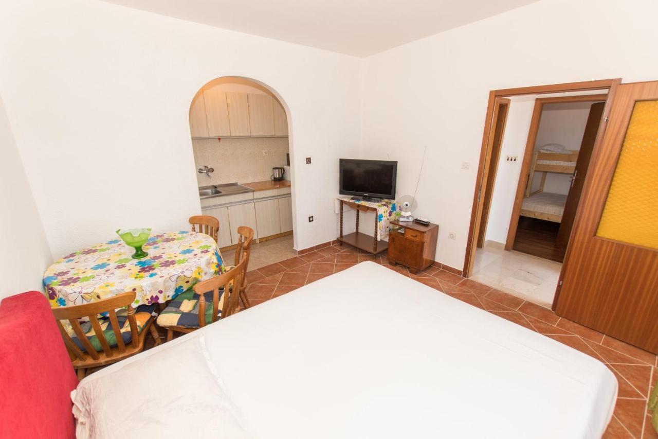 Near The Beach Apartments Jagodia Brela Exterior foto