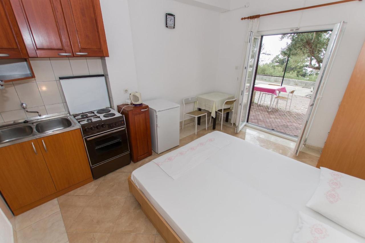 Near The Beach Apartments Jagodia Brela Exterior foto