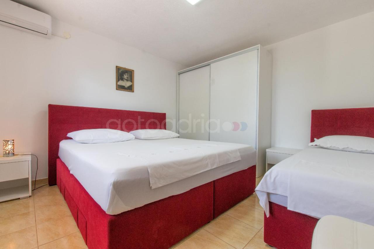 Near The Beach Apartments Jagodia Brela Exterior foto
