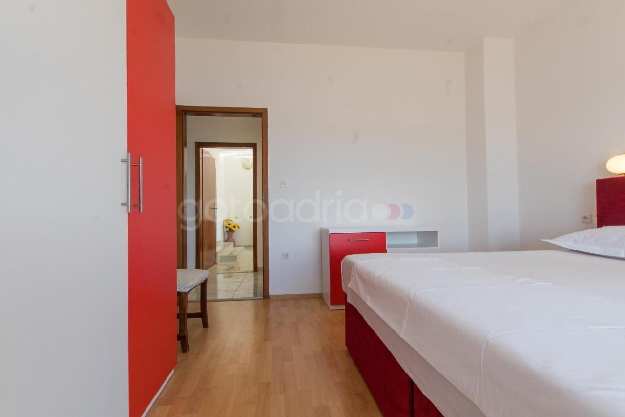Near The Beach Apartments Jagodia Brela Exterior foto