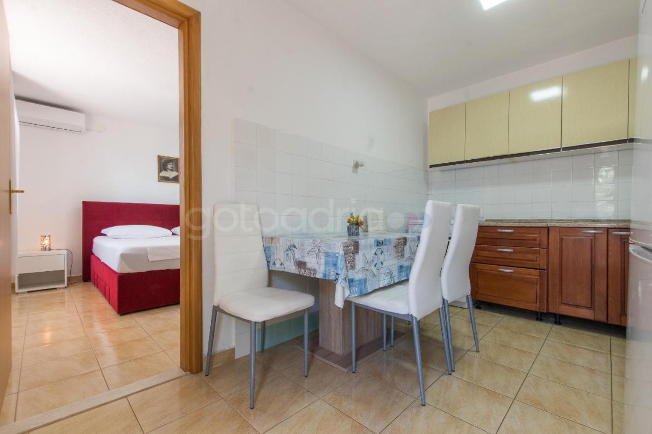 Near The Beach Apartments Jagodia Brela Exterior foto