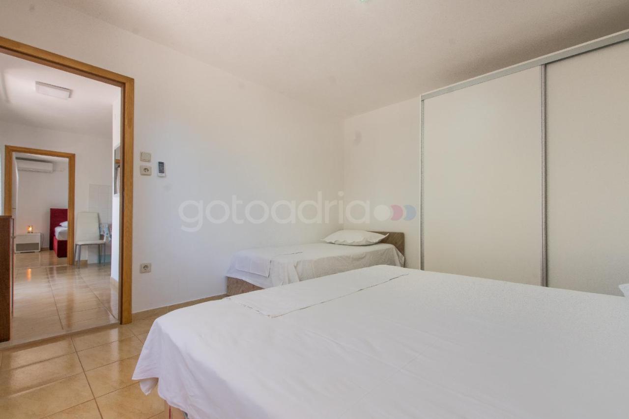 Near The Beach Apartments Jagodia Brela Exterior foto
