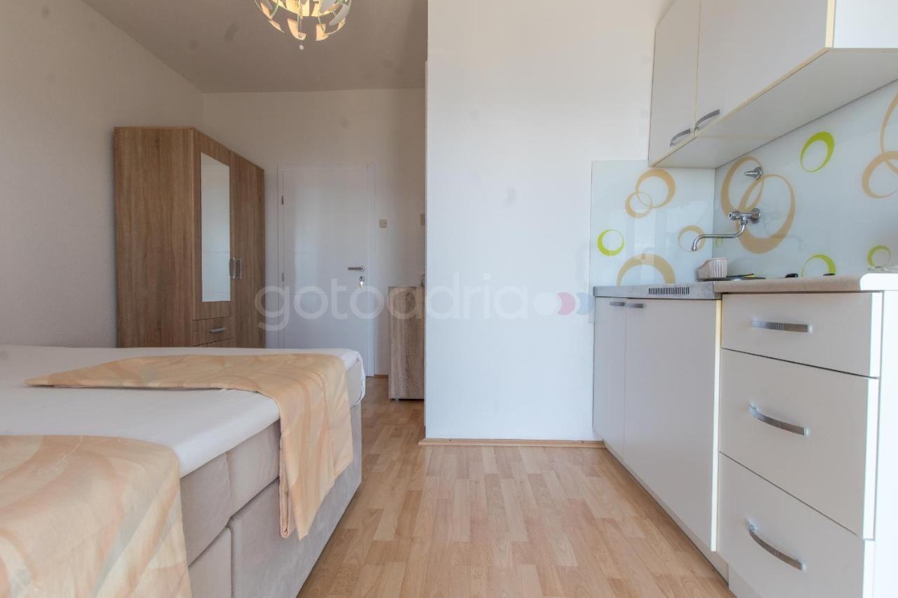 Near The Beach Apartments Jagodia Brela Exterior foto